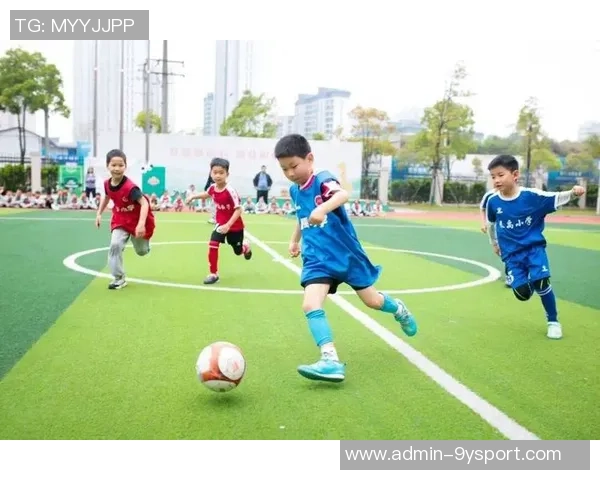 让孩子在足球中成长体验团队精神与健康生活的乐趣 让孩子在足球中成长体验团队精神与健康生活的乐趣